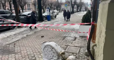 У Чернівцях з балкона історичної будівлі впав кронштейн