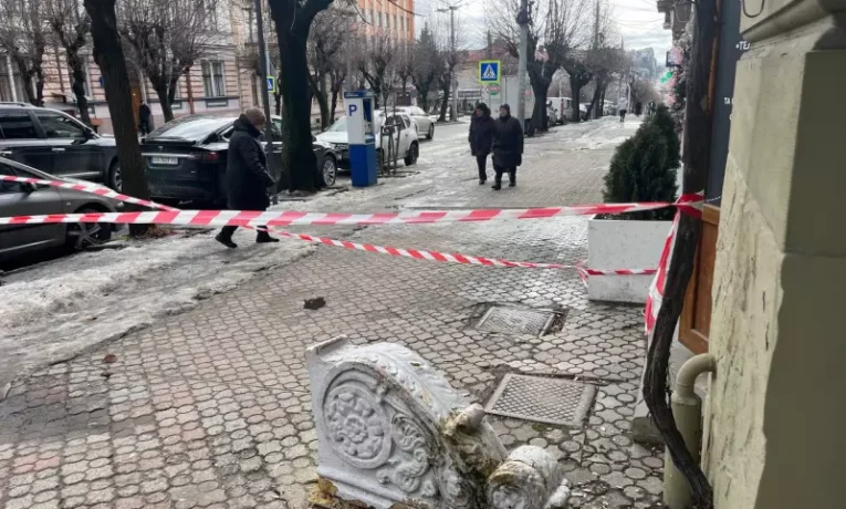 У Чернівцях з балкона історичної будівлі впав кронштейн