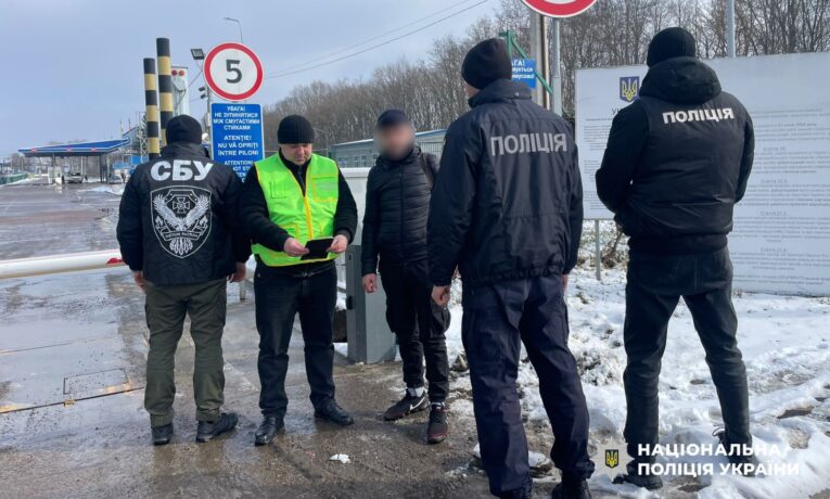 На Буковині примусово видворили іноземця, засудженого за розбій