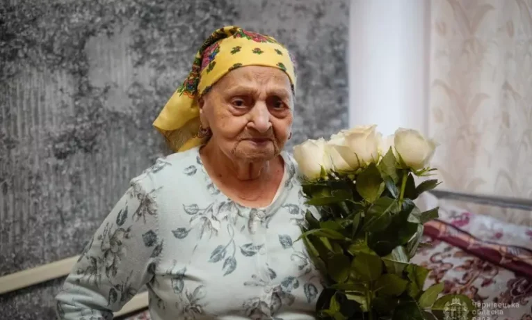 У Чернівцях із 102-річчям привітали Марію Шолдю