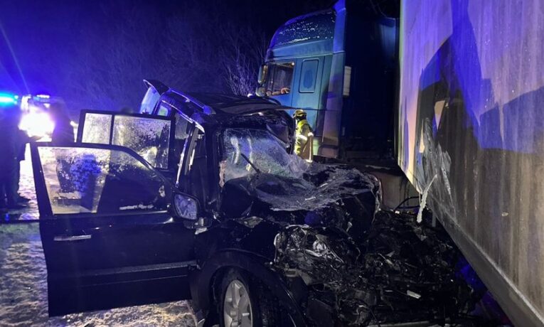 На Буковині внаслідок зіткнення позашляховика з вантажівкою травмувалися водій та пасажирка