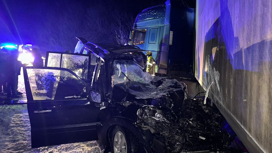 На Буковині внаслідок зіткнення позашляховика з вантажівкою травмувалися водій та пасажирка