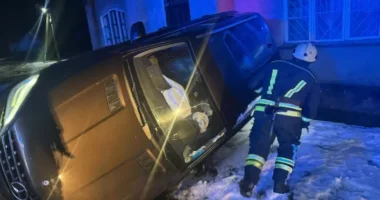 На Буковині рятувальники деблокували травмованого чоловіка після ДТП