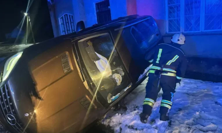 На Буковині рятувальники деблокували травмованого чоловіка після ДТП