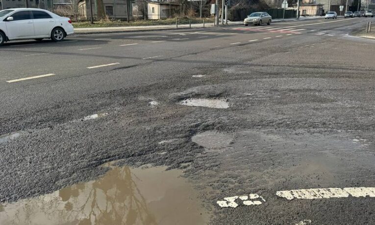 У Чернівцях підряднику дали дедлайн до 1 квітня для ремонту вулиці Хотинської за гарантією