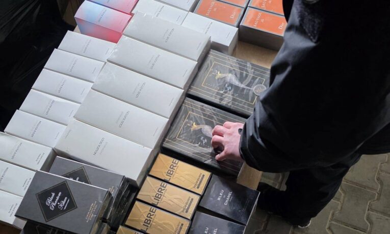 Буковинець намагався провезти контрабандні брендові речі на 2,5 млн грн