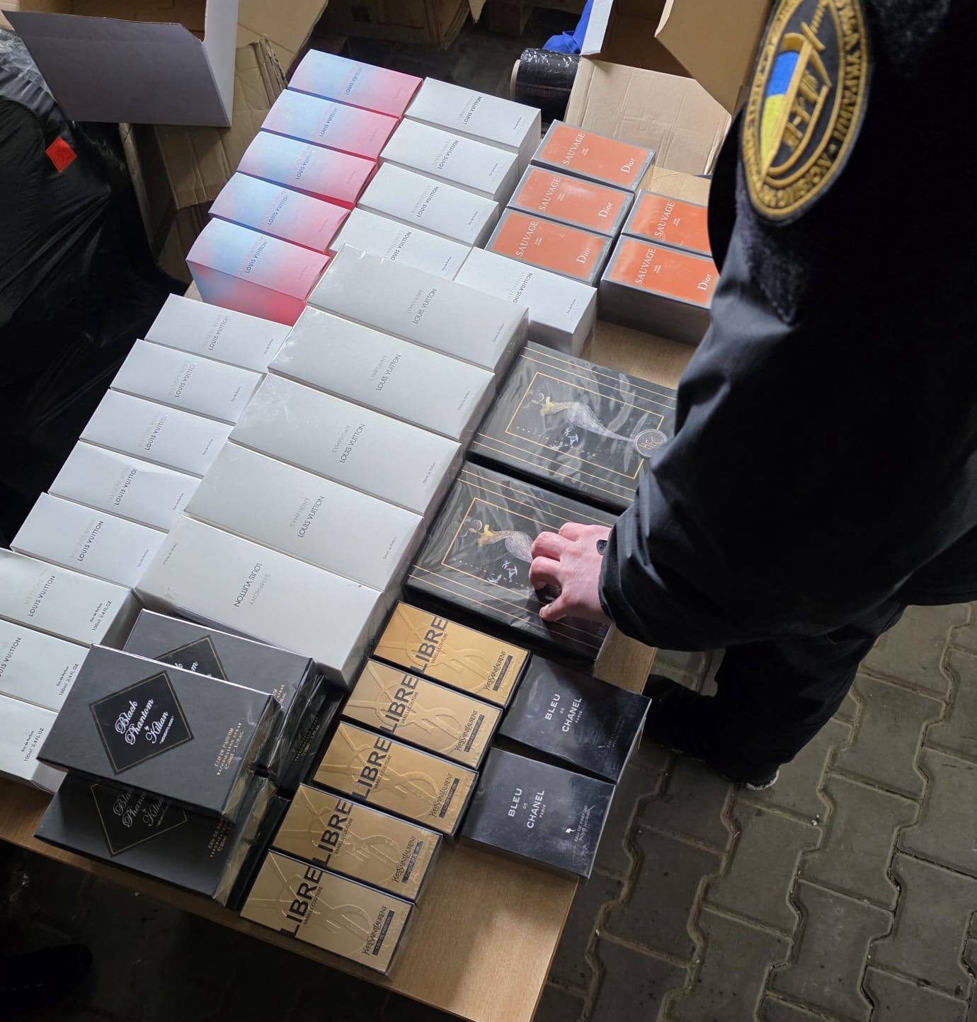 Буковинець намагався провезти контрабандні брендові речі на 2,5 млн грн