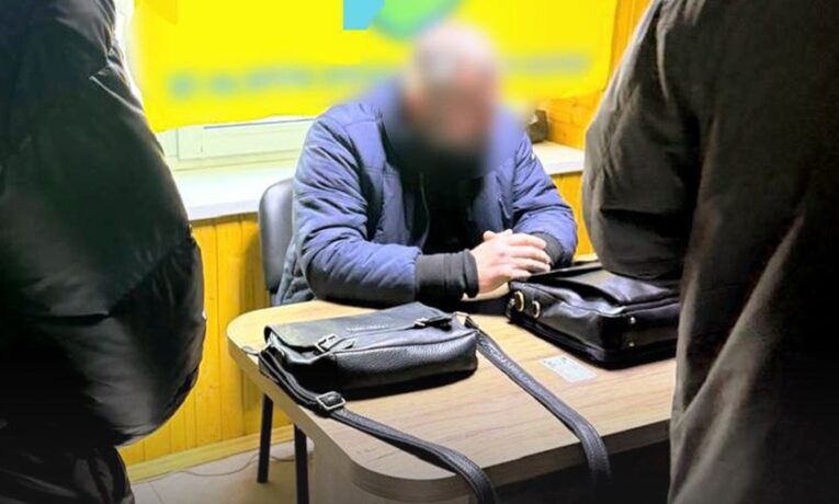 Командира військової частини на Буковині підозрюють у вимаганні хабаря за оформлення держвиплати військовому