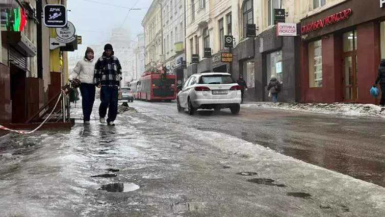 У Чернівцях прокуратура розслідує масовий травматизм людей через ожеледицю: понад сотня випадків