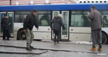 У Чернівцях дороги залишаються складними для проїзду через негоду