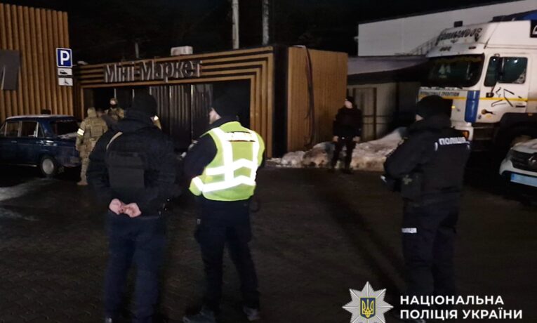 На Буковині чоловіка, який кинув гранату у поліцейських, взяли під варту