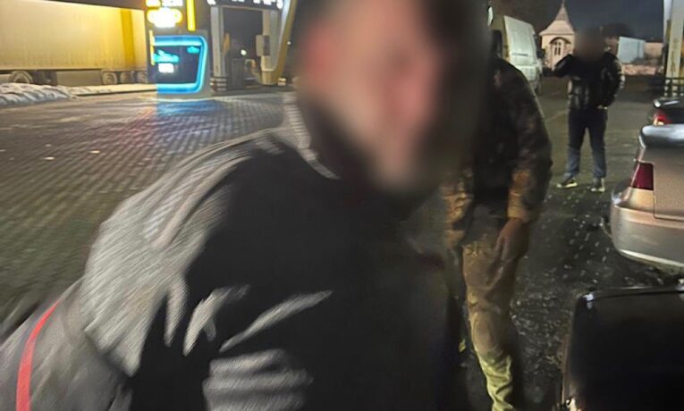 У Сторожинці поліція затримала чоловіка, який кинув гранату в бік поліцейських