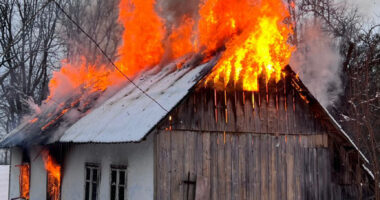 На Буковині чоловік отримав травми через пожежу в житловому будинку
