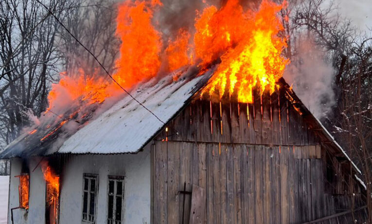 На Буковині чоловік отримав травми через пожежу в житловому будинку