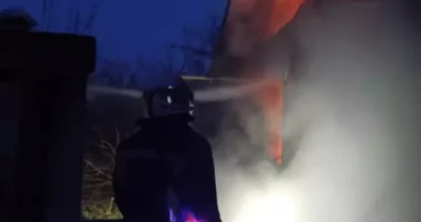 На Буковині рятувальники ліквідували пожежу в господарській будівлі