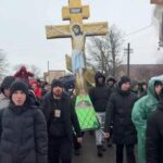 Прихильники УПЦ московського патріархату провели хресну ходу у Молниці на Буковині до скиту Ксенії Петербурзької (відео)