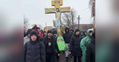 Прихильники УПЦ московського патріархату провели хресну ходу у Молниці на Буковині до скиту Ксенії Петербурзької (відео)