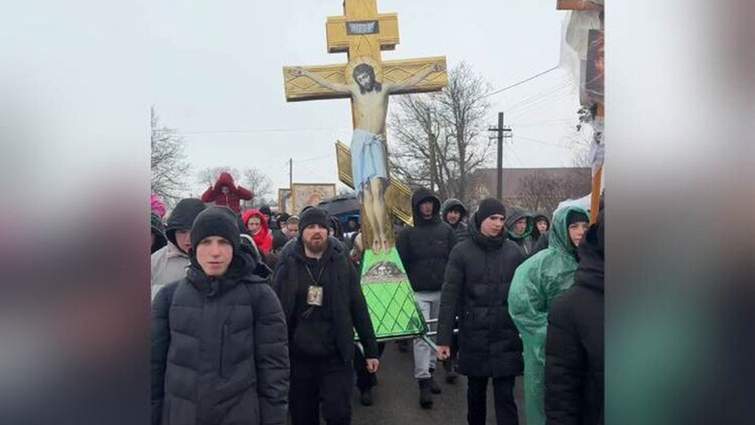 Прихильники УПЦ московського патріархату провели хресну ходу у Молниці на Буковині до скиту Ксенії Петербурзької (відео)