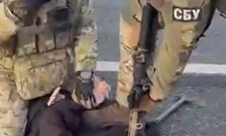 Служба безпеки «по гарячих слідах» затримала російських агентів, які підірвали авто неподалік від однієї з будівель СБУ