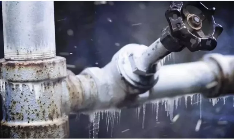 У Чернівцях через морози замерзають водопровідні труби в підвалах