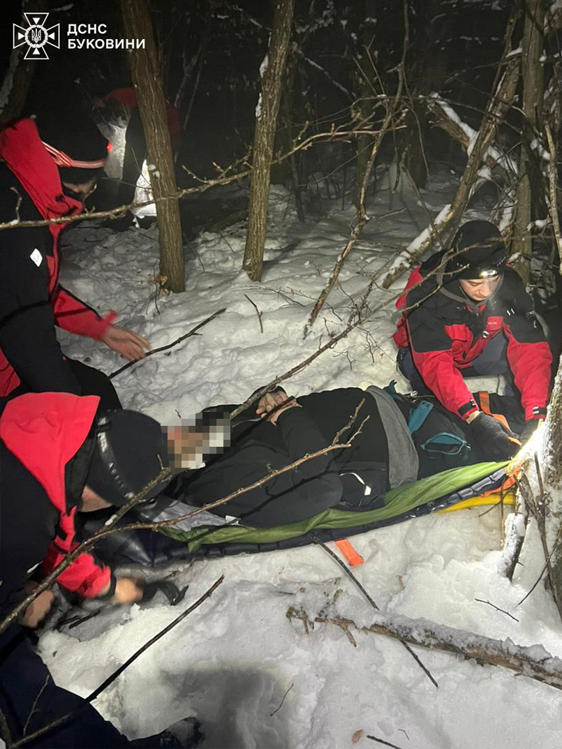 Рятувальники допомогли туристу, який травмувався та заблукав у Вижницькому районі
