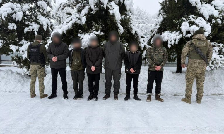 На кордоні з Румунією затримали групу осіб, які намагалися незаконно перетнути державний кордон