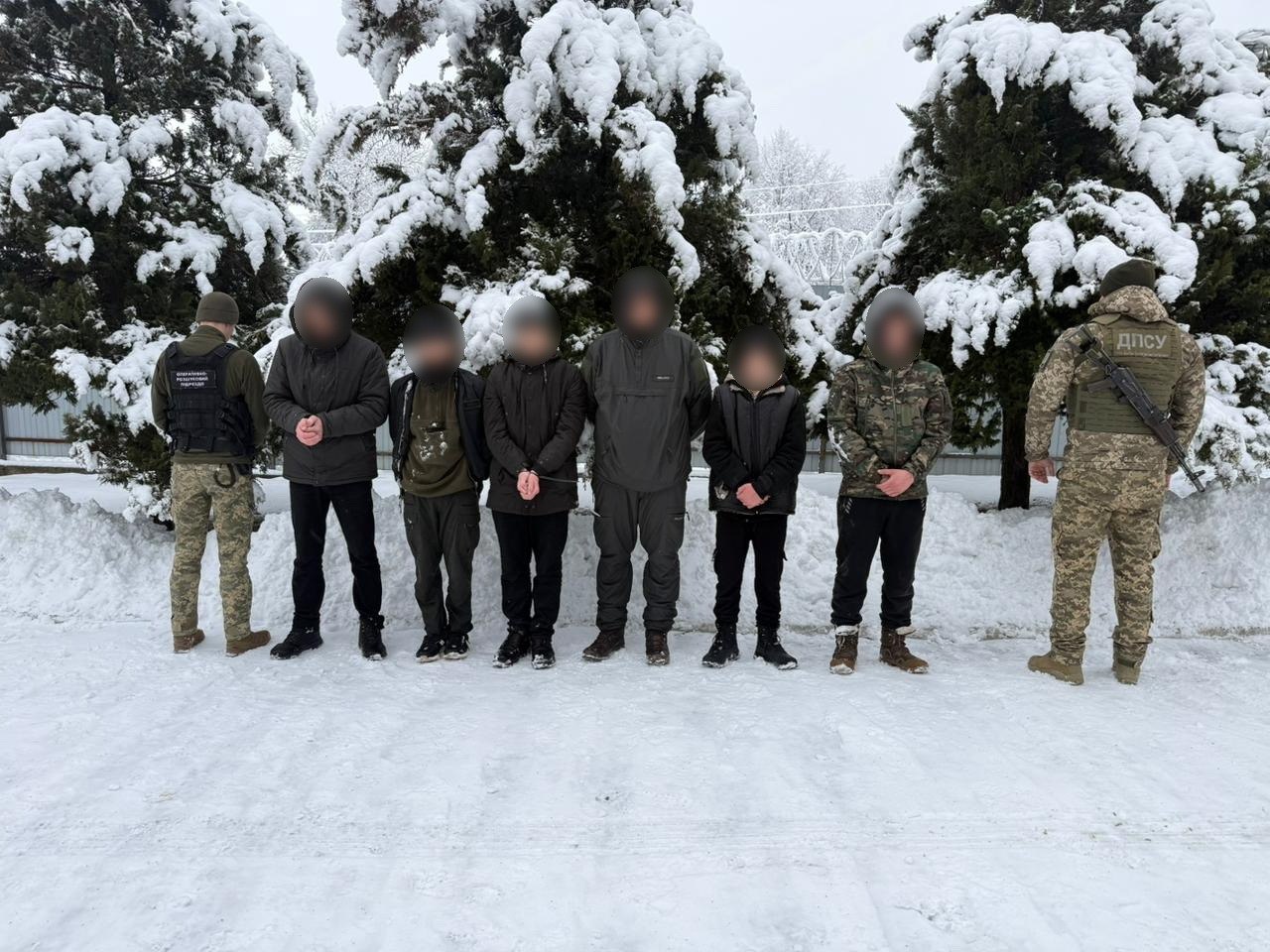 На кордоні з Румунією затримали групу осіб, які намагалися незаконно перетнути державний кордон