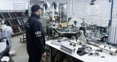 У Чернівцях викрили найбільше підпільне виробництво сигарет в Україні: щодня виготовляли до 720 тис. пачок