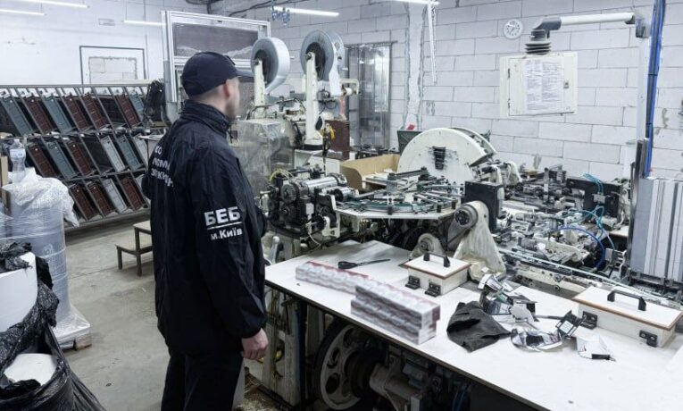 У Чернівцях викрили найбільше підпільне виробництво сигарет в Україні: щодня виготовляли до 720 тис. пачок