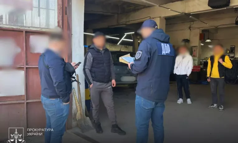 У Чернівцях викрили схему ухилення від військової служби: затримано командира та двох військових