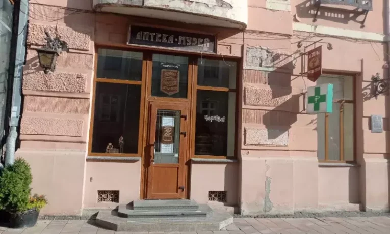 У Чернівцях призупинили ремонти в аптеці-музеї на вулиці Кобилянської
