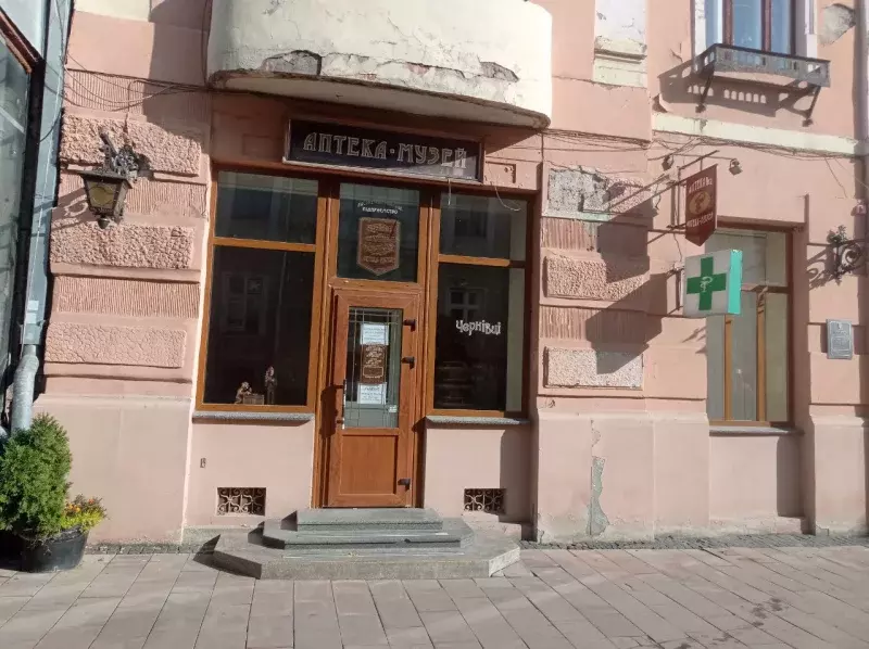 У Чернівцях призупинили ремонти в аптеці-музеї на вулиці Кобилянської