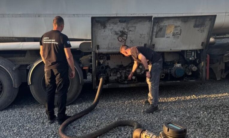 На Буковині викрили “ділків”, які продавали фальсифіковане пальне