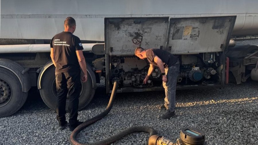 На Буковині викрили “ділків”, які продавали фальсифіковане пальне