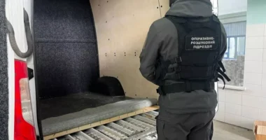 Буковинські прикордонники двічі за день вилучили контрабанду сигарет