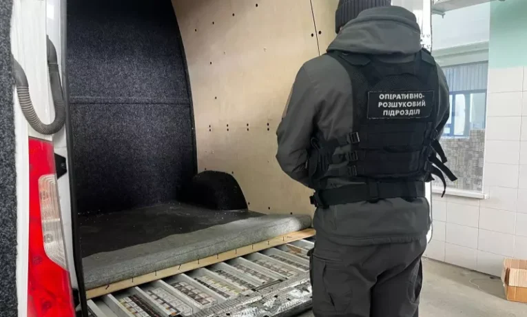 Буковинські прикордонники двічі за день вилучили контрабанду сигарет