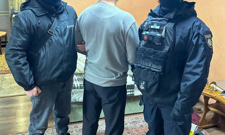 На Буковині викрили канал збуту фальшивих документів: фігурантам загрожує до 10 років тюрми