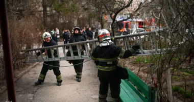 У Чернівцях рятувальники врятували голого чоловіка, який опинився на межі падіння з багатоповерхівки (відео)