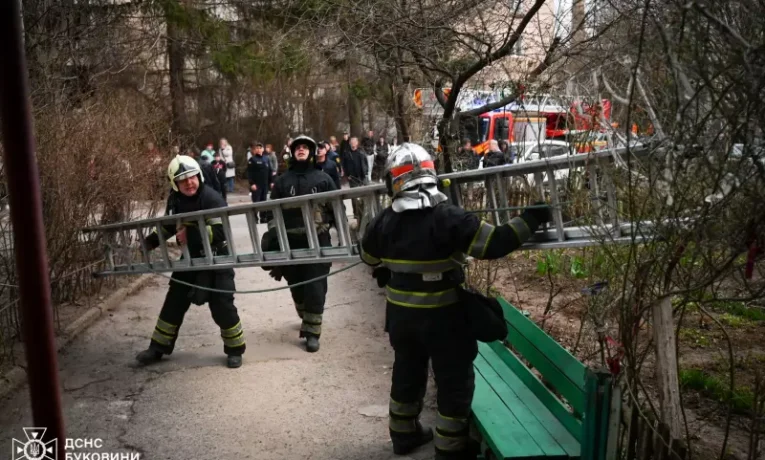 У Чернівцях рятувальники врятували голого чоловіка, який опинився на межі падіння з багатоповерхівки (відео)