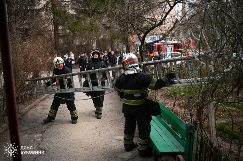 У Чернівцях рятувальники врятували голого чоловіка, який опинився на межі падіння з багатоповерхівки (відео)