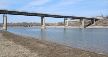 Дністер на Буковині аномально змілів: річка стала вдвічі вужчою