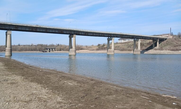 Дністер на Буковині аномально змілів: річка стала вдвічі вужчою