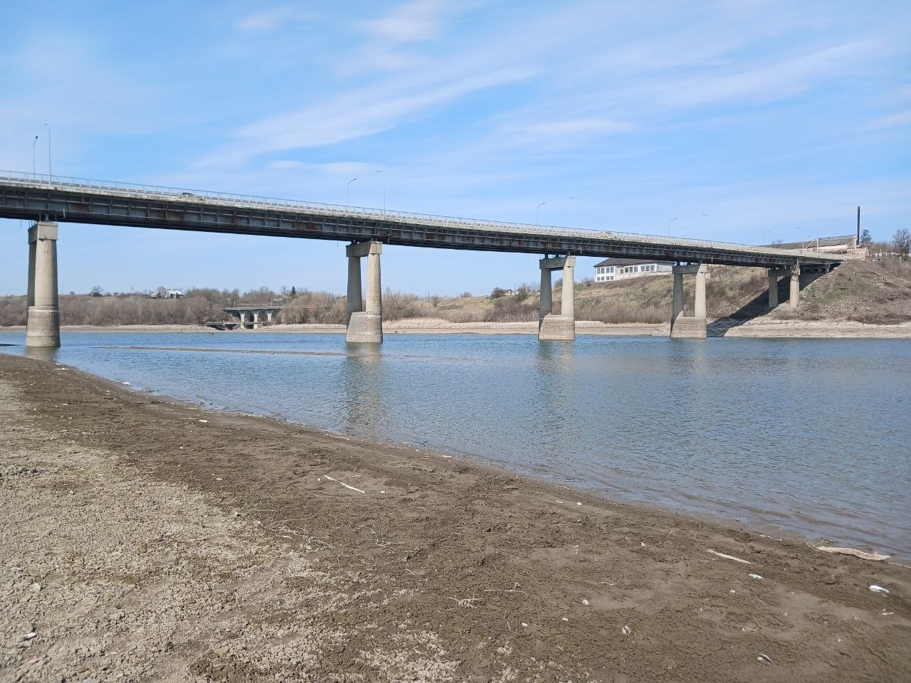 Дністер на Буковині аномально змілів: річка стала вдвічі вужчою