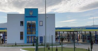 На двох буковинських пунктах пропуску тимчасово вводять обмеження для вантажівок через спеку