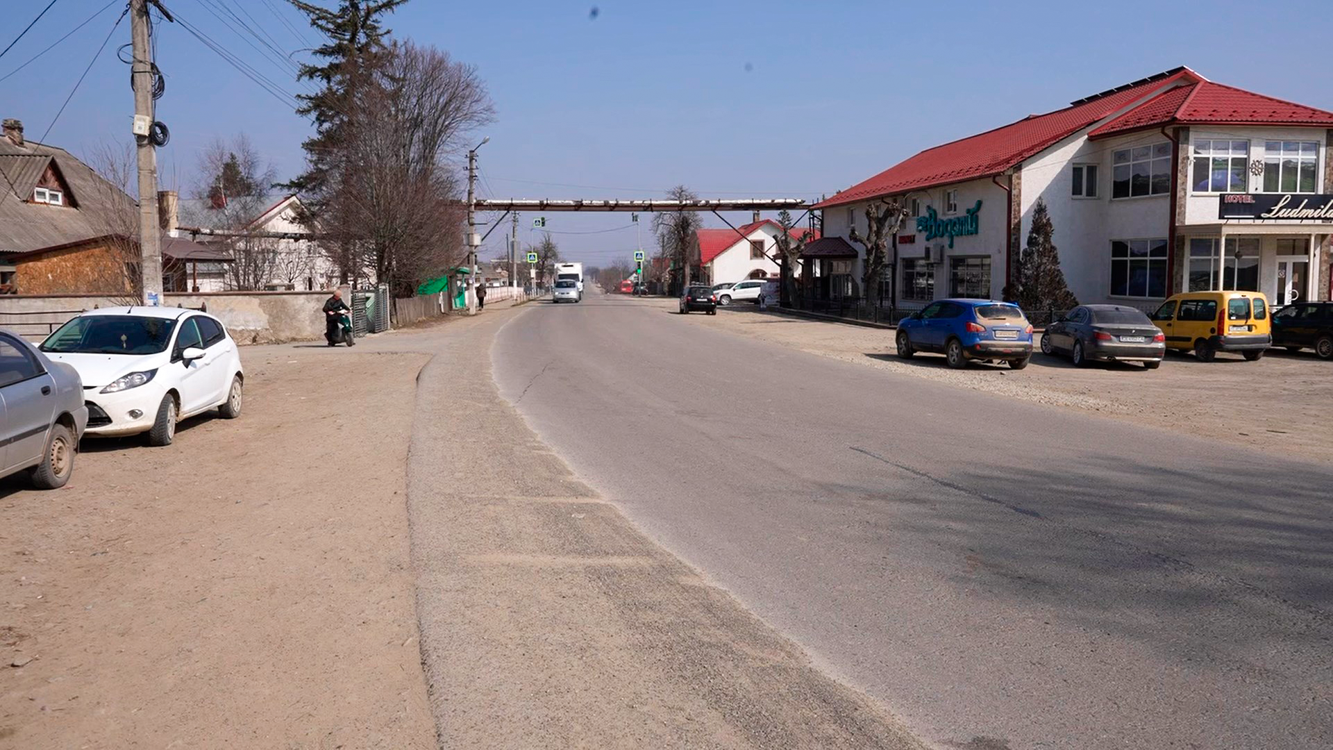 “Понад 300 хат збудували на гроші з-за кордону”: чи можна повернути у громаду на Буковині жителів, які на заробітках