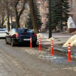 У Чернівцях навпроти будівлі ОВА встановили антипаркувальні стовпчики