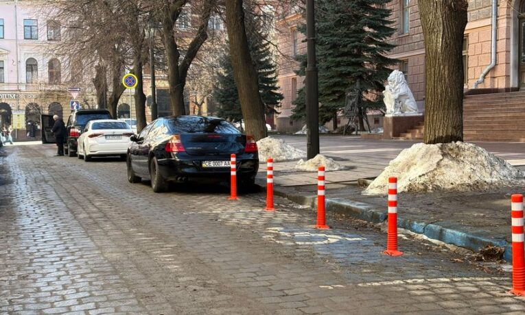 У Чернівцях навпроти будівлі ОВА встановили антипаркувальні стовпчики