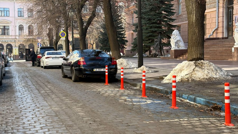 У Чернівцях навпроти будівлі ОВА встановили антипаркувальні стовпчики
