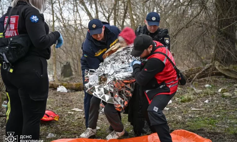 У Чернівцях пенсіонерку врятували після падіння у річку