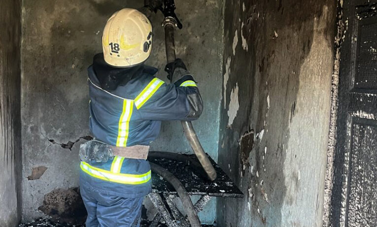 На Буковині через пожежі сухої трави згорів будинок та постраждали двоє людей